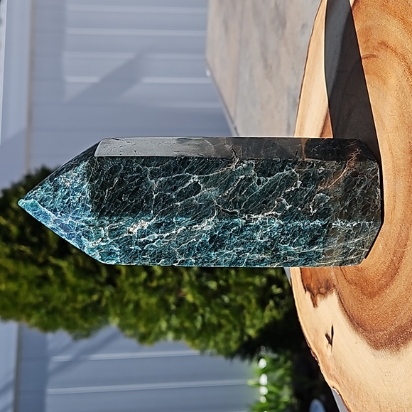 Large Green Apatite Tower 890 grams 6.5" - Picture 4 of 6